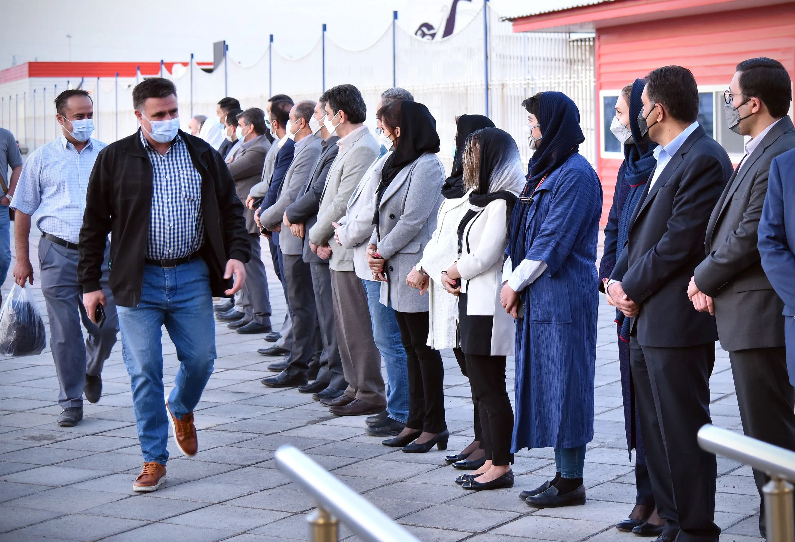 استقبال از كاركنان در اولين روز كاری 1401 با حضور جمعی از مديران ارشد